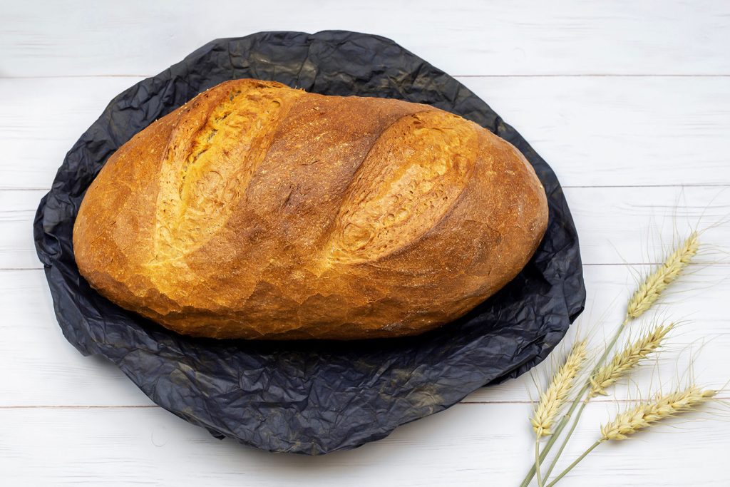 Frissen készített félbarna kenyér a Kossuth 1 Pékségből