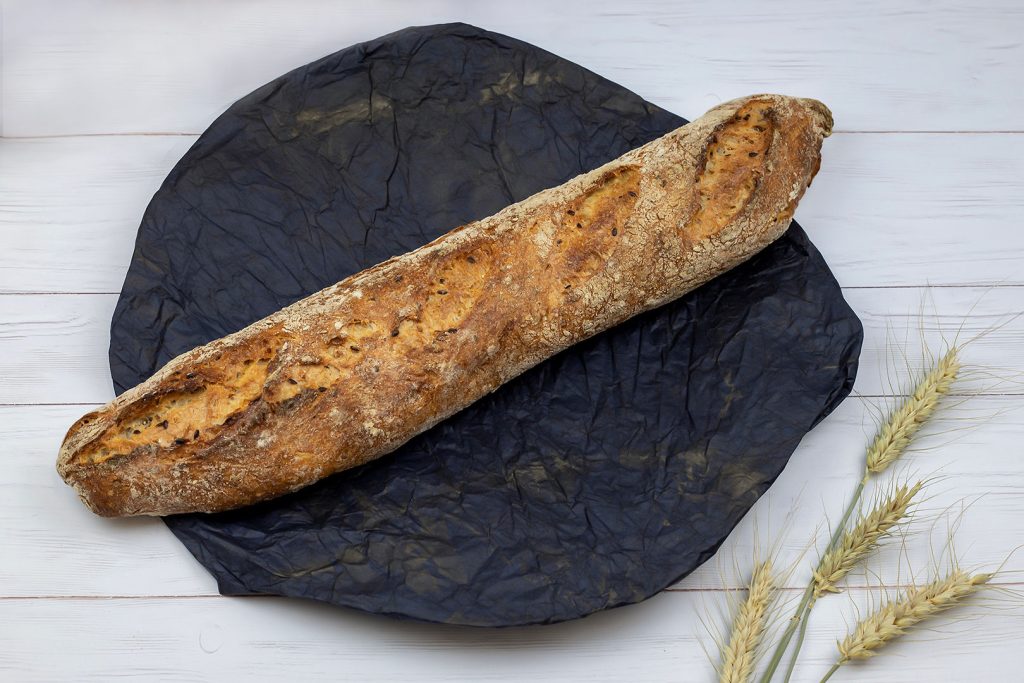 Frissen készített rusztikus magos baguette a Kossuth 1 Pékségből