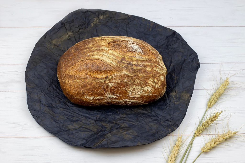 Frissen készített vadkovászos teljes kiőrlésű tönköly kenyér a Kossuth 1 Pékségből