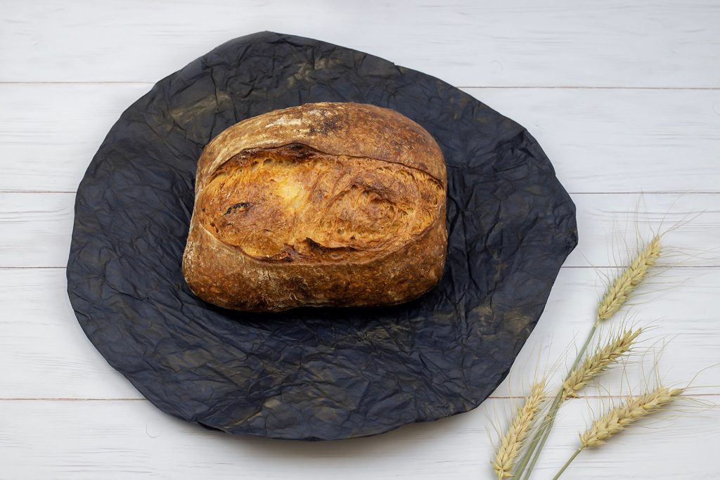 Frissen készített vadkovászos fügés kenyér a Kossuth 1 Pékségből