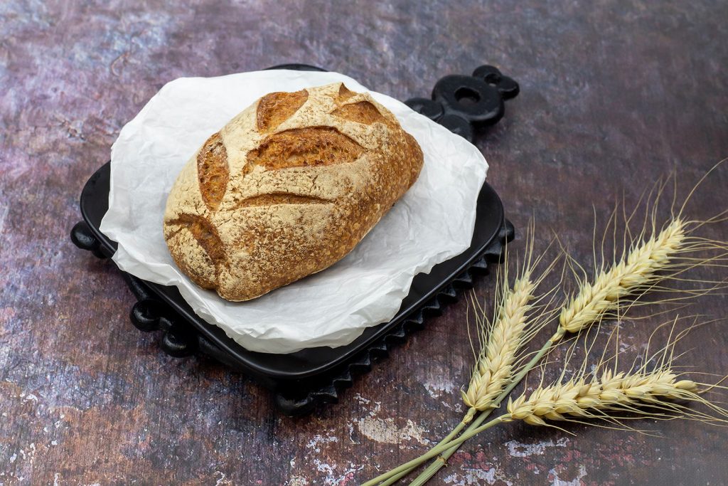 Frissen készített vadkovászos teljes kiőrlésű kenyér a Kossuth 1 Pékségből