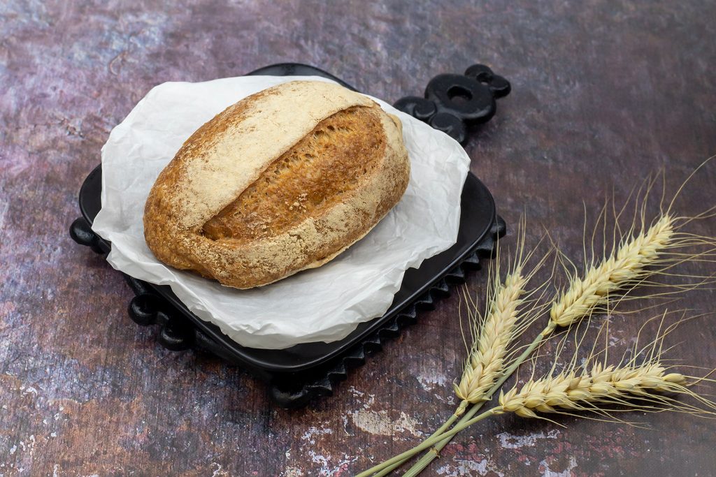 Frissen készített vadkovászos magos kenyér kenyér a Kossuth 1 Pékségből