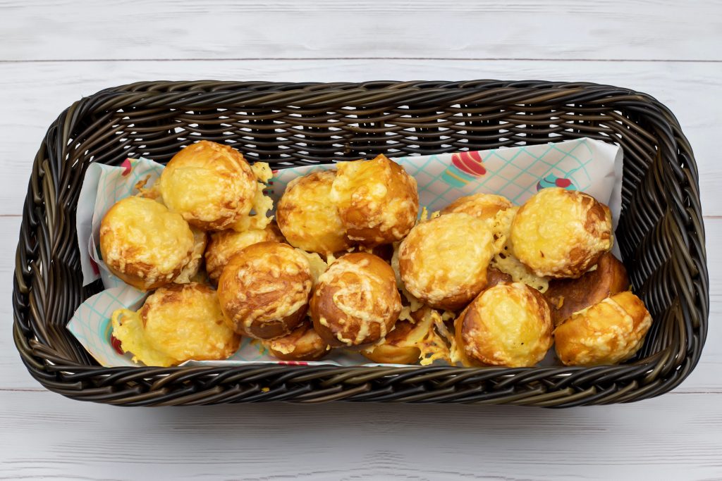 Frissen készített túrós, sajtos mini pogácsa a Kossuth 1 Pékségből